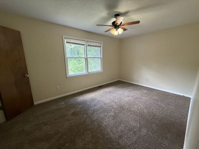 Building Photo - Two story duplex home! feels private like ...