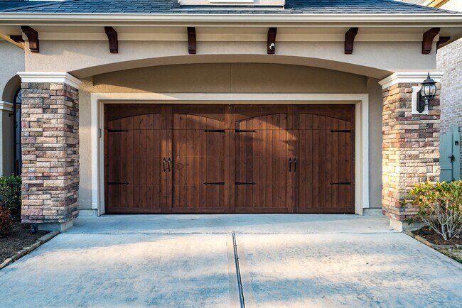 Building Photo - 10410 Southern Hawker