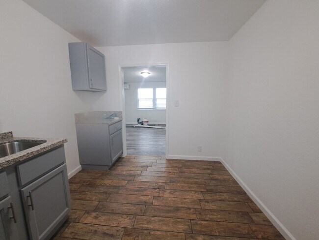 Building Photo - 1307-1309