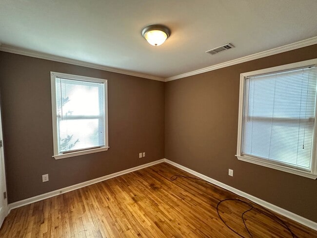 Building Photo - Forest Hills Cutie