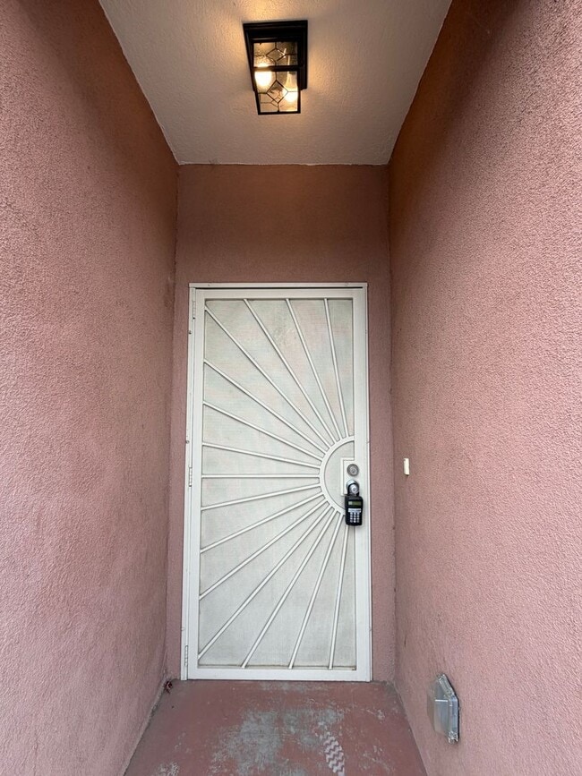 Building Photo - 3 Bedroom Town Home Available Near 2nd St SW & Avenida Cesar Chavez / Dolores Huerta!