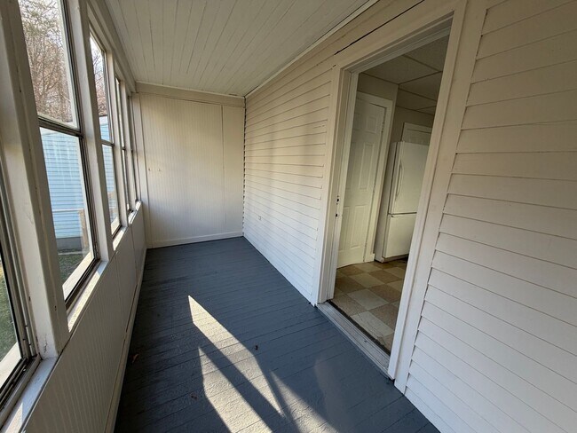 Building Photo - 68 Meadow St