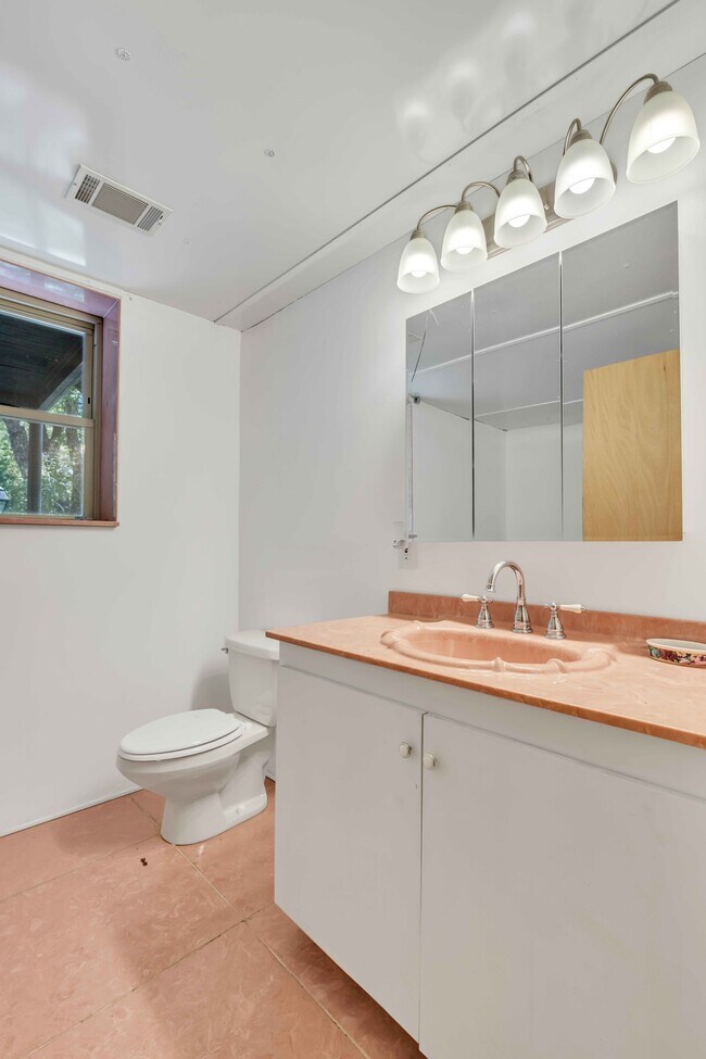 Building Photo - 509 Mathes Ct