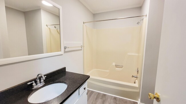 Building Photo - 830 Larch Way