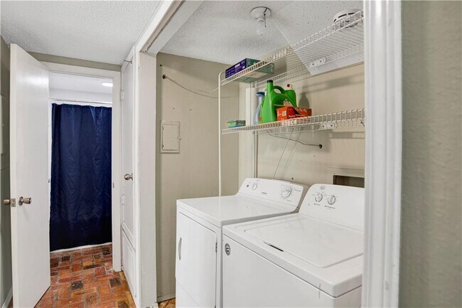 Building Photo - 5900 Grelot Rd