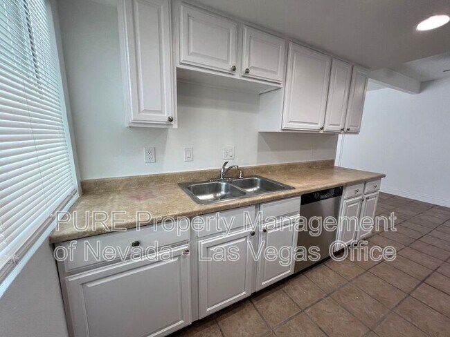 Building Photo - 1405 E Vegas Valley Dr