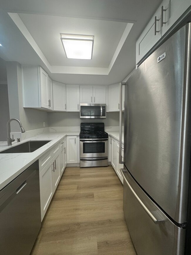Building Photo - 2 Bedroom, Newly Renovated Beautiful Condo...