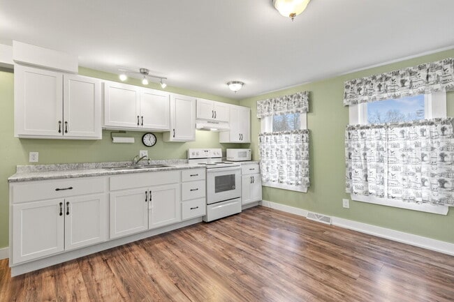 Building Photo - Spacious 3-Bed/1.5-Bath Home with Classic ...