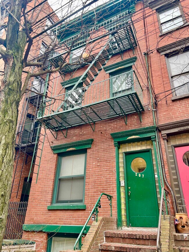 Building Photo - 207 3rd St