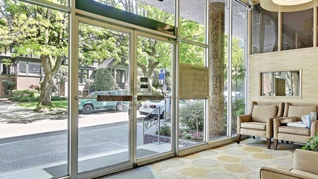 Building Photo - Light and Bright 1 bedroom 1 bath condo first hill