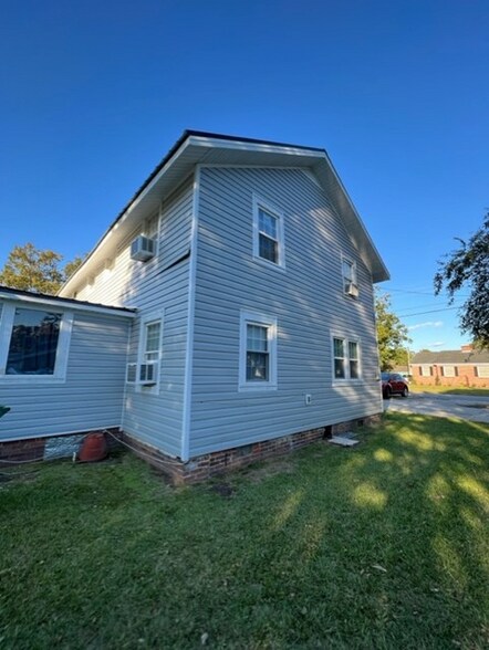 Building Photo - 207 N Elm St