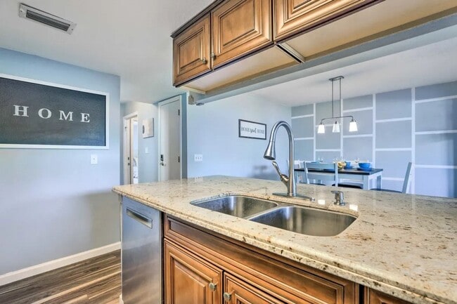 Building Photo - Townhome in Davenport now Available!