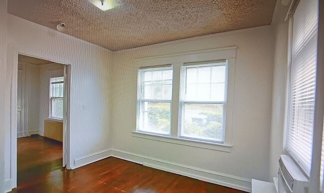 Building Photo - Minutes to Campus / 5 Bedroom / 2 Bathroom