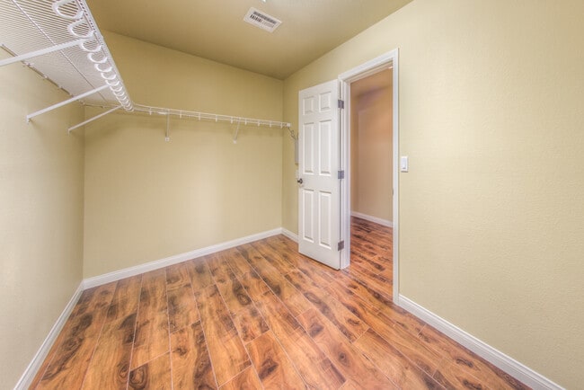 Building Photo - Gorgeous 5 bedroom home in Southern Highlands area