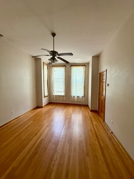 Building Photo - 1837 W Addison St
