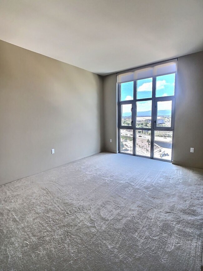 Building Photo - Fantastic 2 Bed/2Bath Penthouse with Panor...