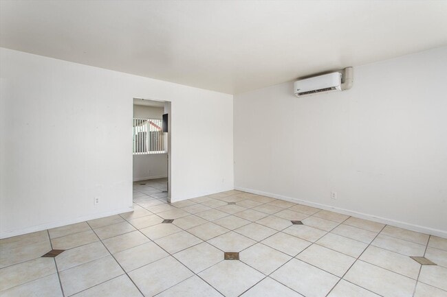 Building Photo - 2 bedroom Duplex with Huge yard!