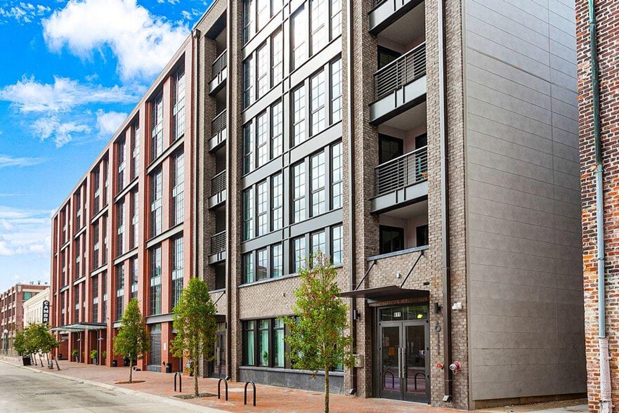 Building Photo - 611 Commerce St