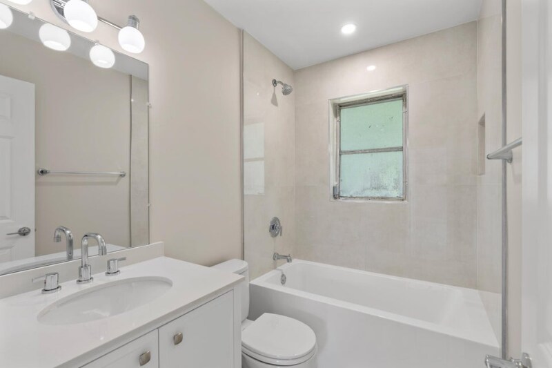 Building Photo - 301 SE 12th Ave