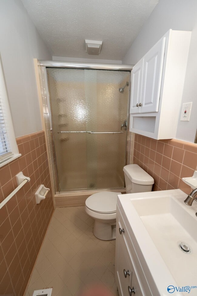 Building Photo - 2215 Fairfax St NE