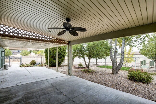 Building Photo - 3 bedroom 2 bathroom ranch style home in C...