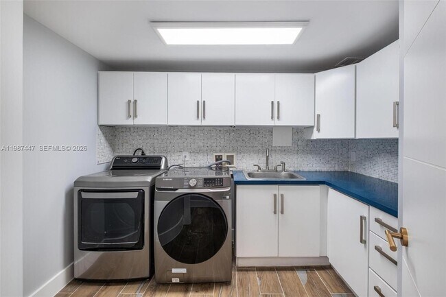 Building Photo - 1365 Bay Terrace