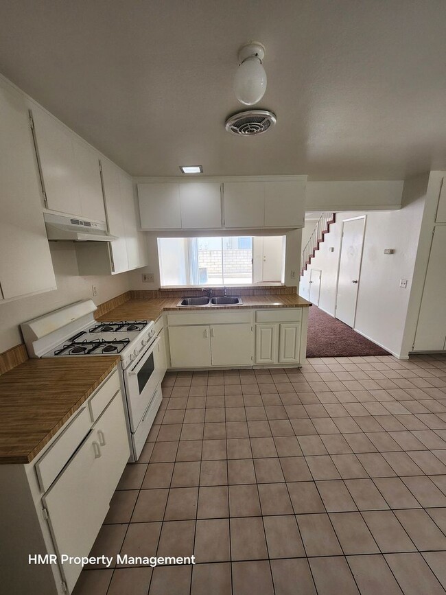 Building Photo - Two-Story condo in Ontario
