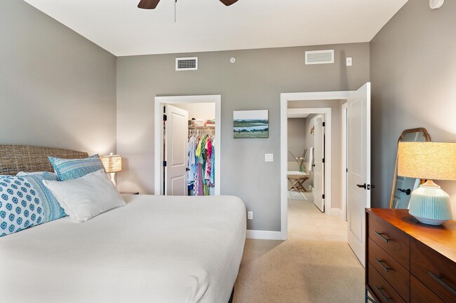 Building Photo - 814 Bay Colony Dr S