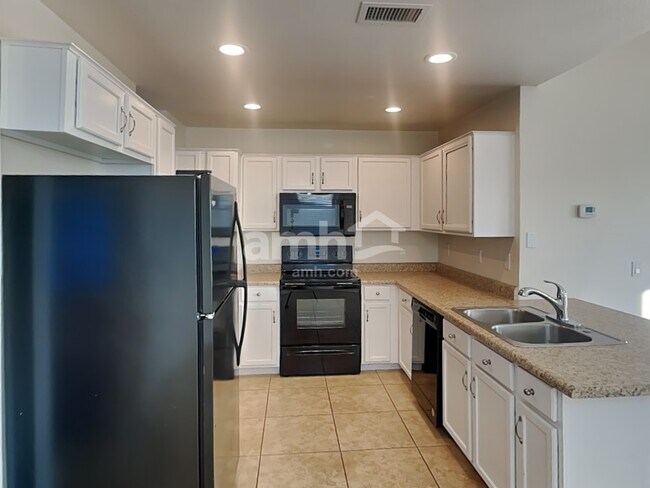 Building Photo - 452 N Rochester