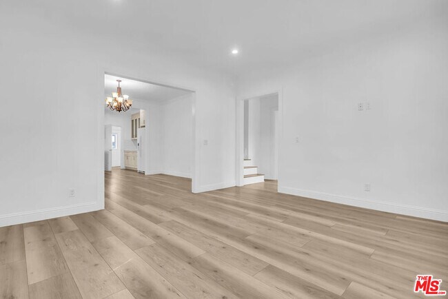 Building Photo - 261 W 43rd Pl