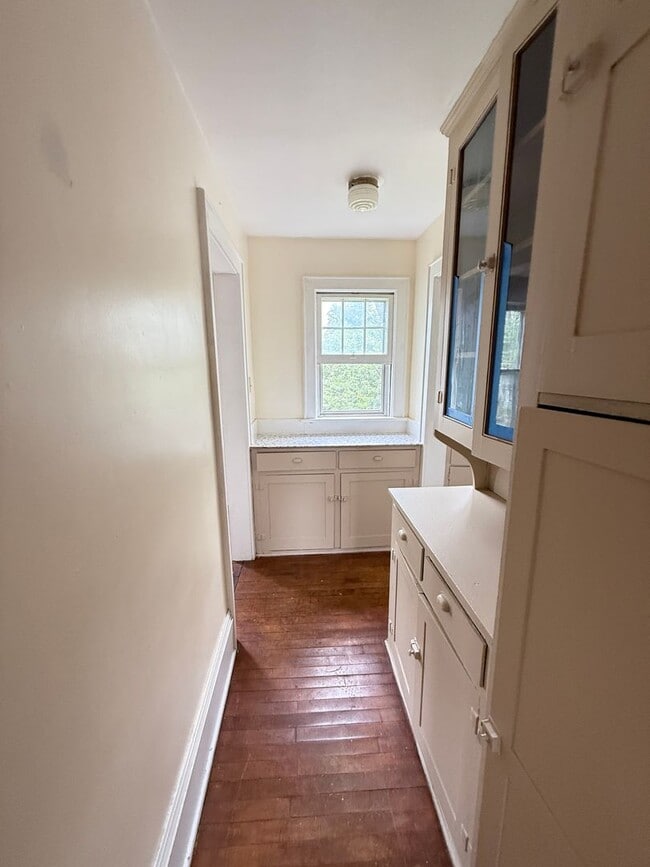 Building Photo - Well-Maintained 2-Bed Near Transit and Dow...