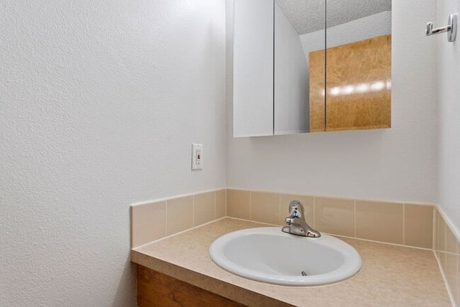 Building Photo - Large 2 bed 1.5bath townhouse! Available Soon!