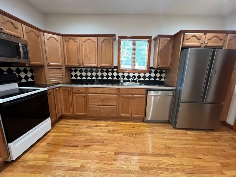 Building Photo - 44 Tuttle St