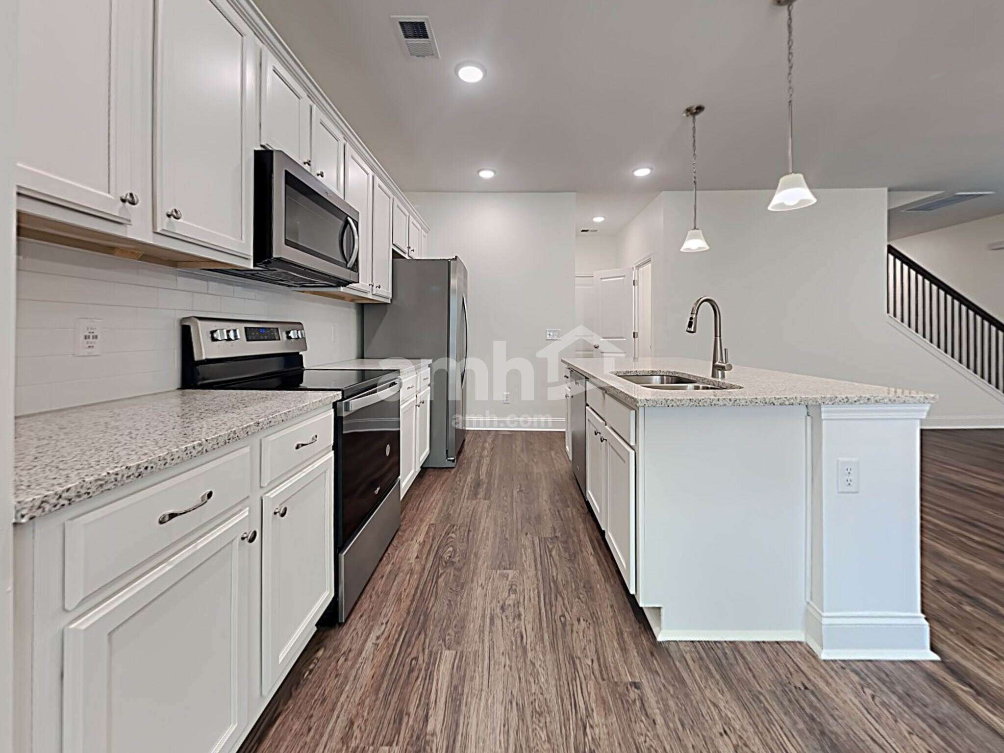 Building Photo - 606 W Lionel Rd