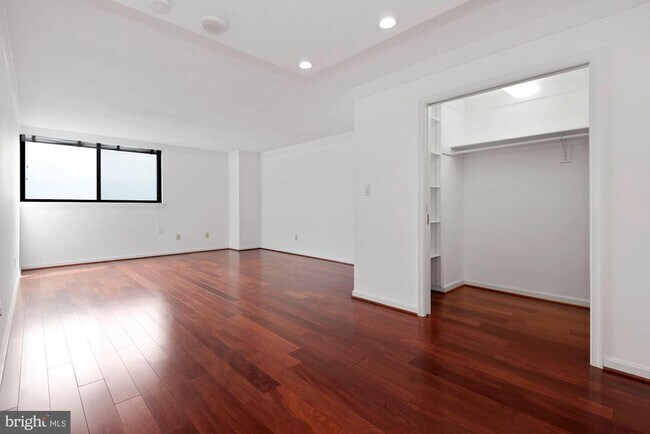 Building Photo - 1101 S Arlington Ridge Rd