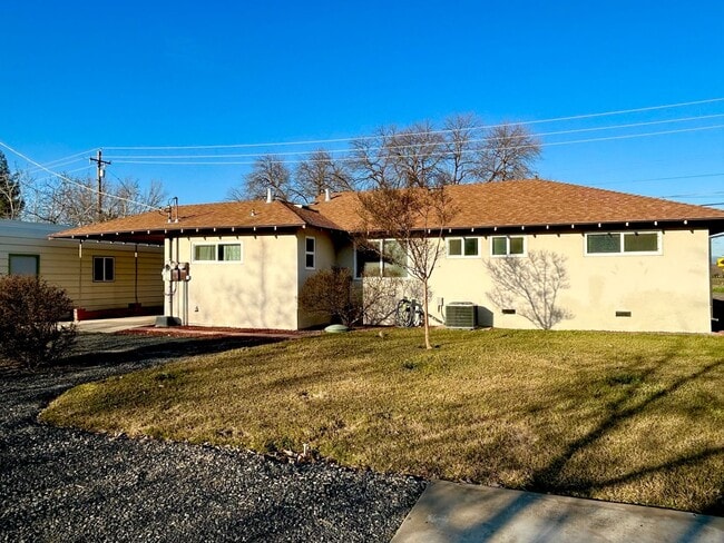 Building Photo - Great home just outside of town!