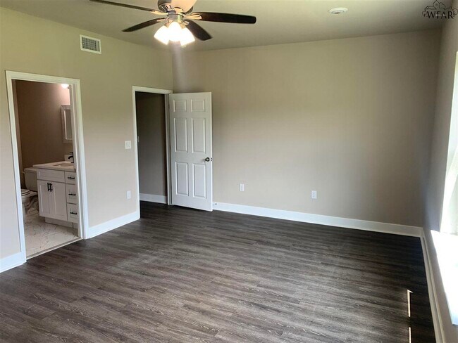 Building Photo - 436 W College St