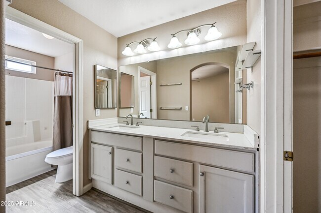 Building Photo - 757 E Wildhorse Dr