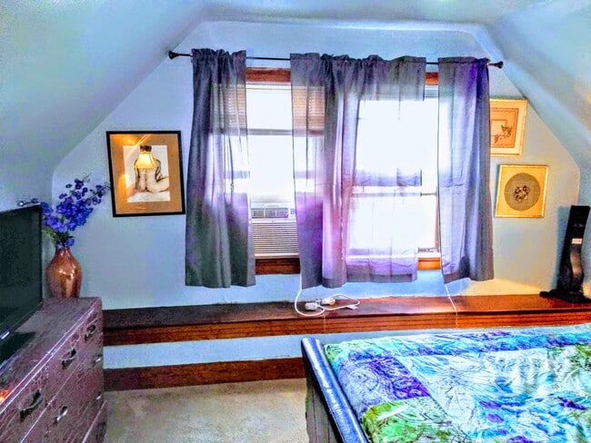 Building Photo - 2451 Maplewood Ave