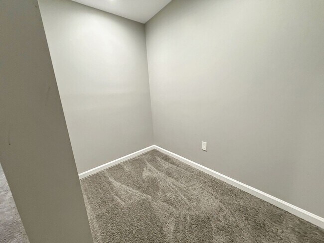 Building Photo - Beautiful 2BR + Den Home with 2 Baths, Modern Kitchen & Central AC