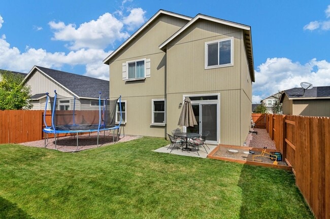 Building Photo - Gorgeous 4-Bdr with fully fenced yard in b...