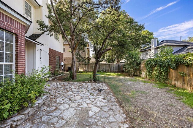 Building Photo - 2414 Mockingbird Dr