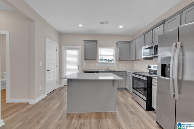 Building Photo - 170 Kings Wy