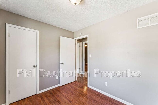 Building Photo - 525 NE Karapat Dr
