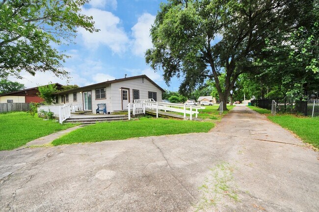 Building Photo - 535 Pampa St