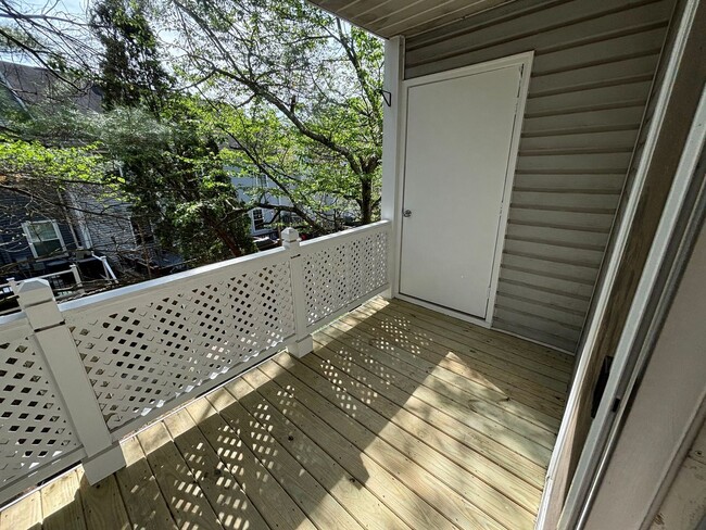 Building Photo - Updated - 2BD/2BA on 2nd floor with Balcony!