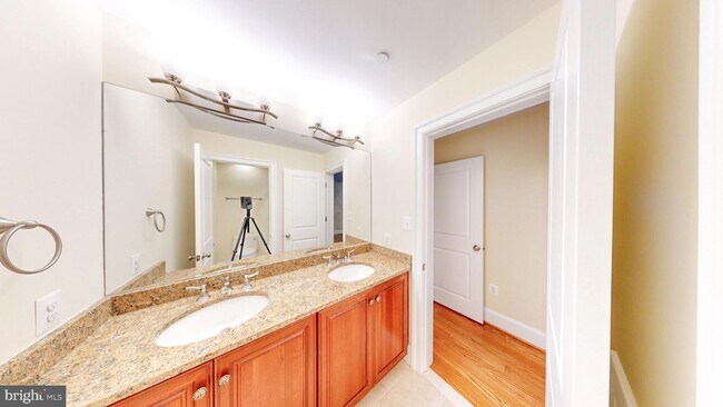 Building Photo - 6403 Earlham Dr