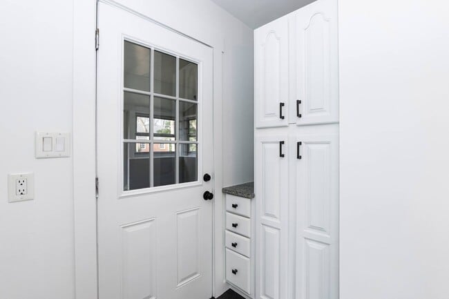 Building Photo - Three Bedroom Home!