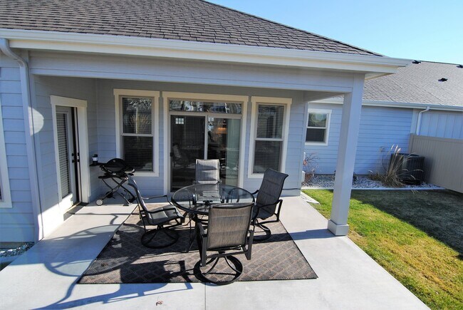 Building Photo - 1712/1714 Danny Boy Ln. Duplex