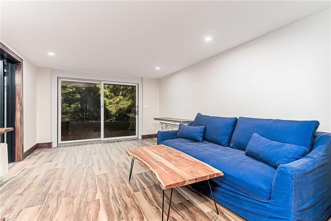 Building Photo - 14 Woodlake Dr